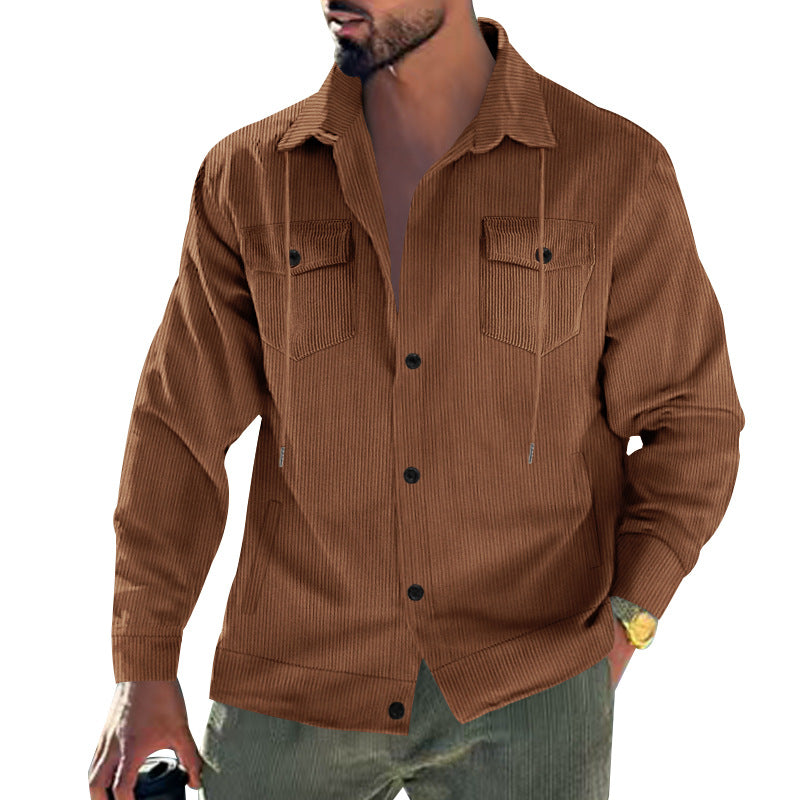 Herren nan Cordjacke mit Stehkragen, Kordelzug, durchgehender Knopfleiste und aufgesetzten Brustklappen Drune