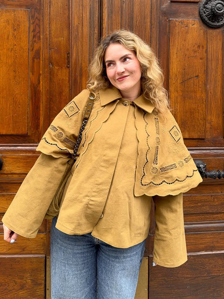 Damen Kurzjacke mit besticktem Cape, Lochstickerei und geschwungenem Saum Drune