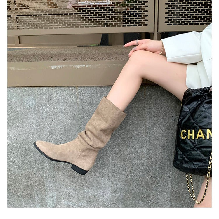 Damen Wadenhohe Stiefel aus Veloursleder mit lässigen Schaftfalten und flachem Absatz Drune
