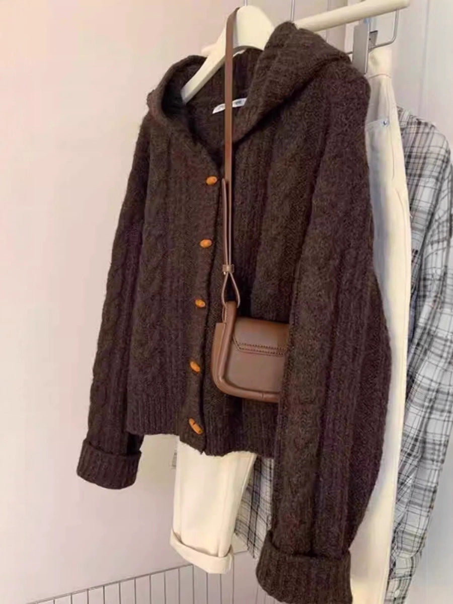 Damen Kapuzen-Strickjacke mit Zopfstrick, Holzknopfleiste und kastiger Silhouette Drune