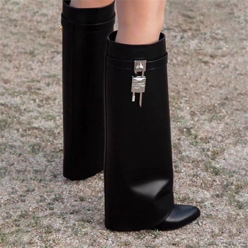 Damen kniehohe Lederstiefel mit konischem Schaft und Schloss-Applikation Drune
