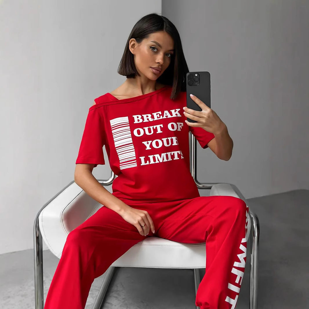 Damen lässiges Lounge-Set mit Cut-Out Schulter und Statement-Print Drune