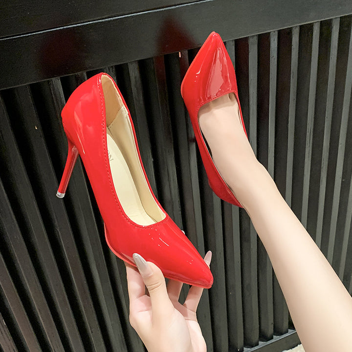 Damen Spitz zulaufende Lack-Pumps mit skulpturellem Stiletto-Absatz und Kontrastlaufsohle Drune