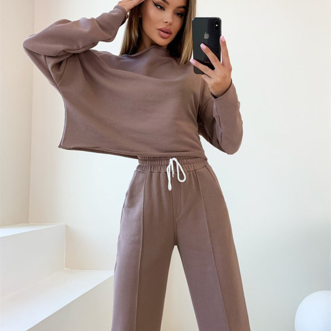 Damen lässiger Sweatshirt und weite Hose im entspannten Stil