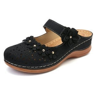 Damen Blumenverzierte Komfort-Pantolette mit Lochmuster, verstellbarem Klettriemen und gepolstertem Fußbett Drune