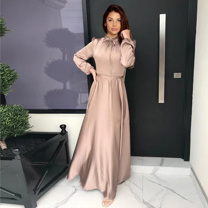 Damen Maxikleid aus fließendem Satin mit Stehkragen und Bindegürtel Drune