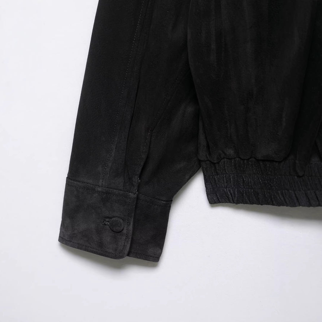 Herren Wildlederjacke mit hohem Stehkragen, asymmetrischer Knopfleiste und elastischem Saum Drune