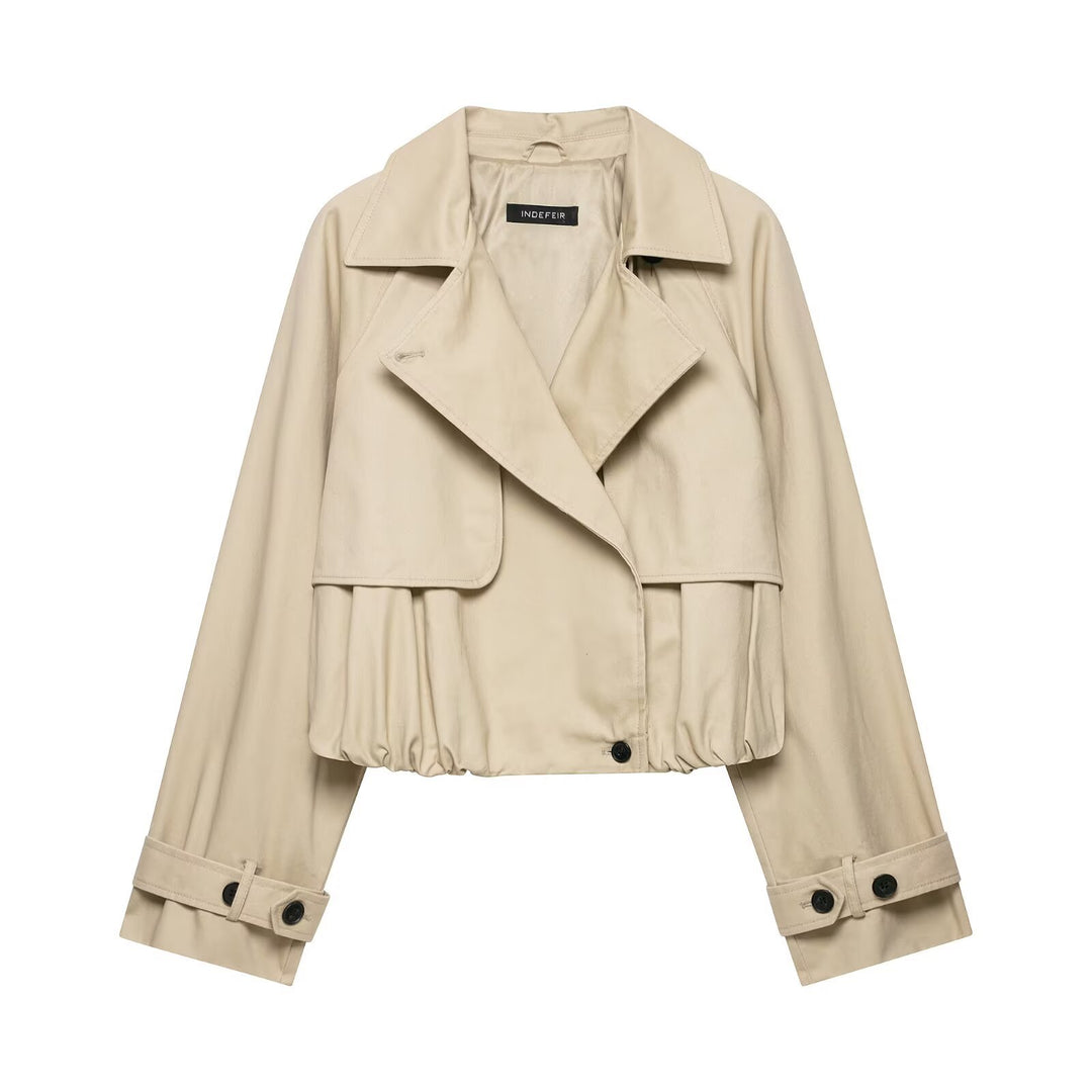 Damen 60+ Cropped Trenchblouson mit Cape‑Detail und Tunnelzugsaum Drune