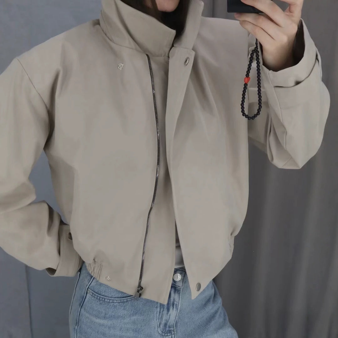 Damen Kurzblouson mit hohem Stehkragen, elastischem Bund und verdeckter Druckknopfleiste Drune