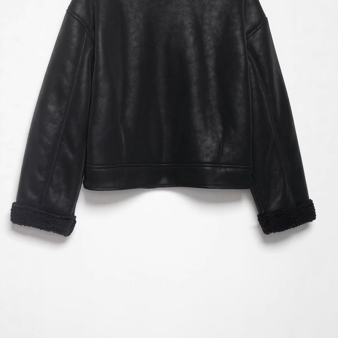 Damen Kurz geschnittene Kunstlederjacke mit Teddyfutter, Stehkragen und Knopfverschluss Drune