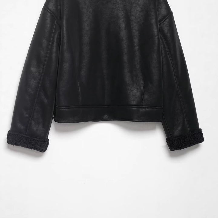 Damen Kurz geschnittene Kunstlederjacke mit Teddyfutter, Stehkragen und Knopfverschluss Drune