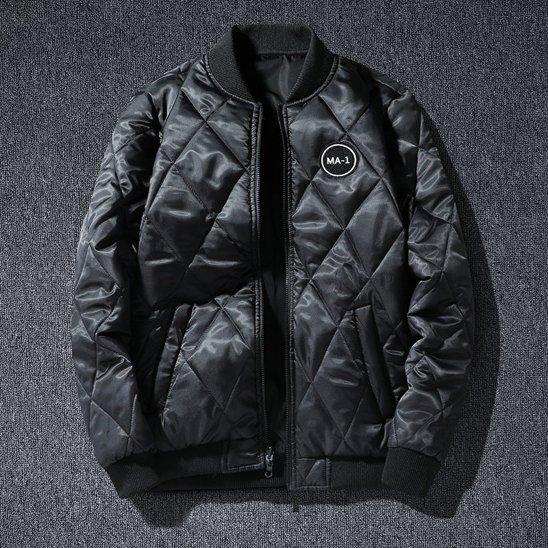 Männermode  leichte glänzende Nylon Bomberjacke mit Badge-Detail, verstecktem Sturmblenden und Reißverschlusstaschen am Ärmel Drune
