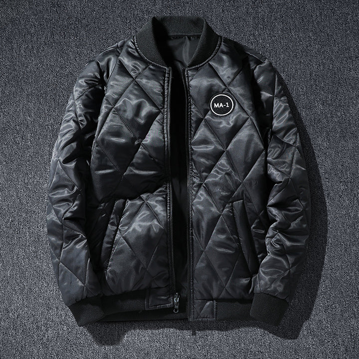 Männermode  leichte glänzende Nylon Bomberjacke mit Badge-Detail, verstecktem Sturmblenden und Reißverschlusstaschen am Ärmel Drune