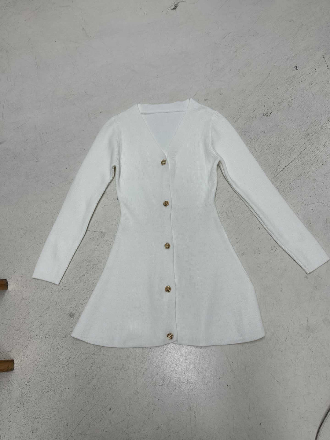 Damen nan tailliertes Strickkleid-Cardigan mit V-Ausschnitt und dekorativen Zierknöpfen Drune