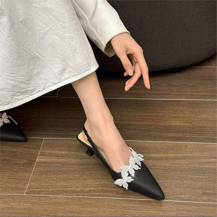Damen Elegante spitz zulaufende Slingback‑Pumps mit sculpted Kitten‑Absatz und Kristall‑Schmetterlingsapplikation Drune