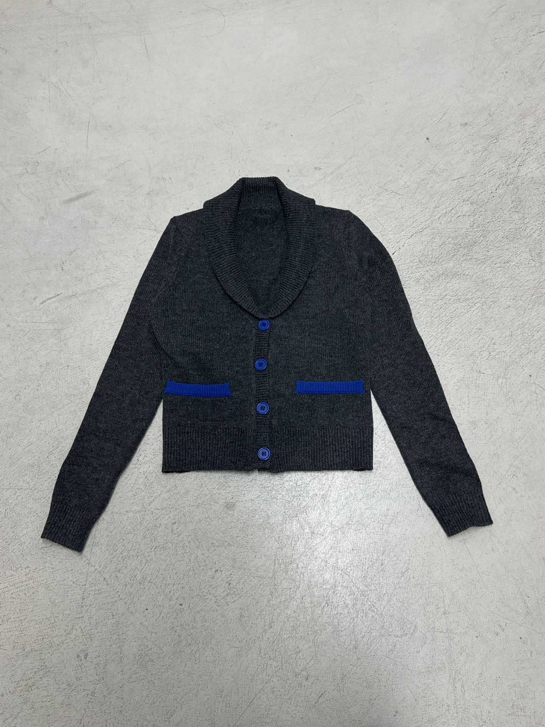 Damen nan kurze Strickjacke mit Schalkragen, Zierknopfleiste und kontrastierenden Taschenpaspeln Drune