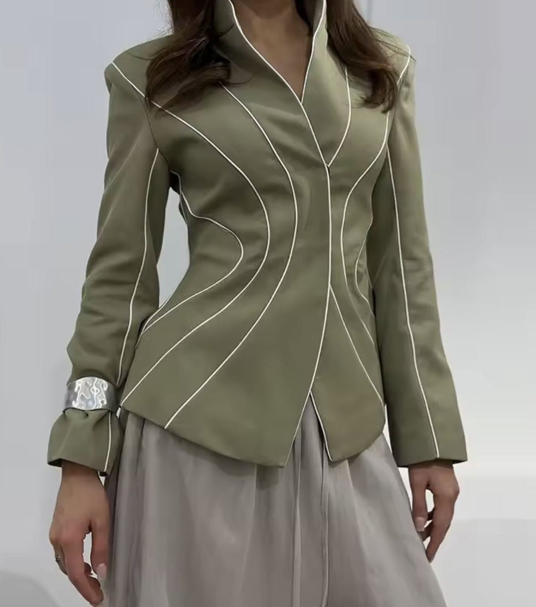 Damen Skulpturale Taillierte Blazerjacke mit Stehkragen und Zierpaspeln Drune