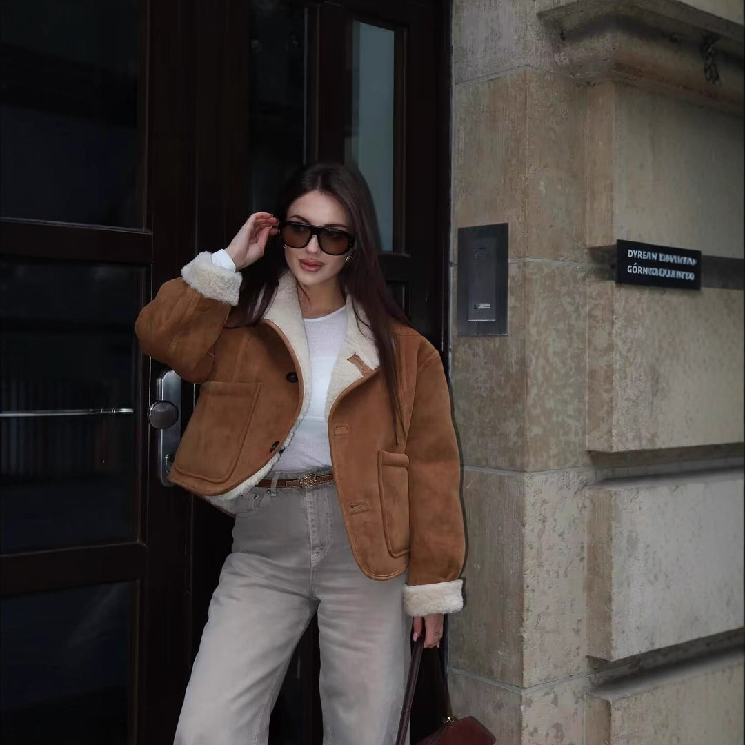 Damen Kurzjacke im Lammfell‑Look mit hohem Stehkragen und aufgesetzten Taschen Drune