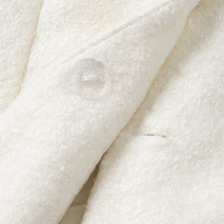 Damen Taillierte Bouclé-Kurzjacke mit rundem Ausschnitt und goldenen Schmuckknöpfen Drune