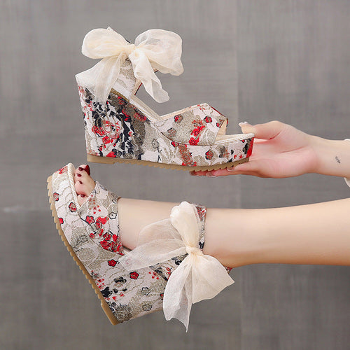 Damen Wedge-Sandaletten mit floralem Design und dekorativem Schleifendetail Drune