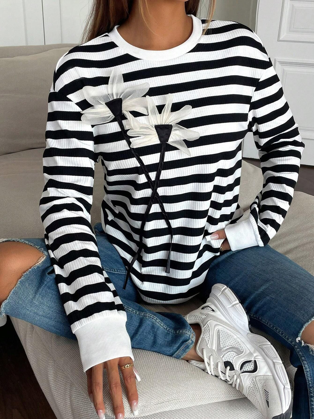 Damen nan gestreiftes Ripp-Langarmshirt mit dreidimensionaler Blumenapplikation und Rundhals Drune
