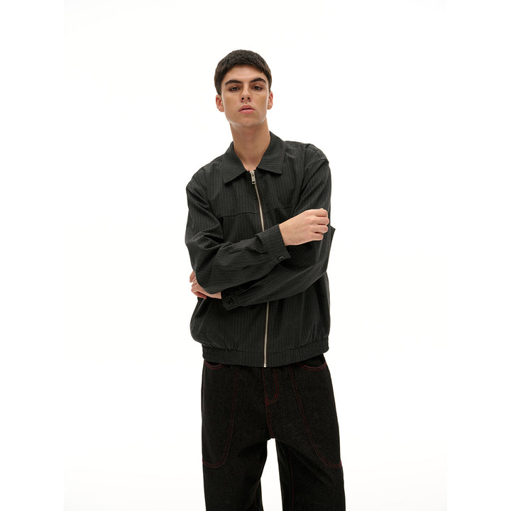 Unisex Kurz geschnittene Nadelstreifen‑Blousonjacke mit kontrastierendem Hemdkragen und durchgehendem Reißverschluss Drune