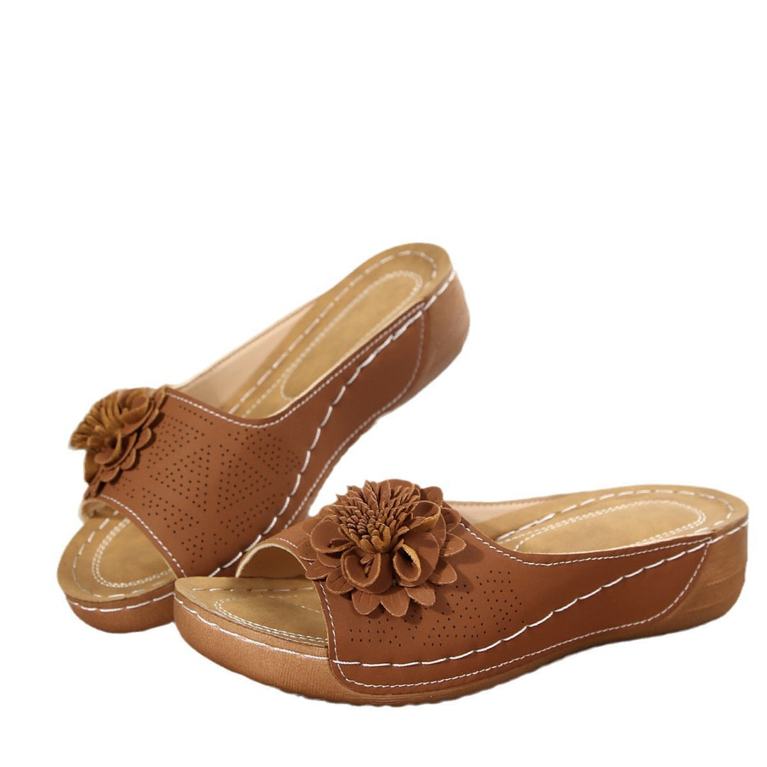 Damen Perforierte Keil-Sandalen als Slip-On mit Blumenapplikation und gepolstertem Fußbett Drune