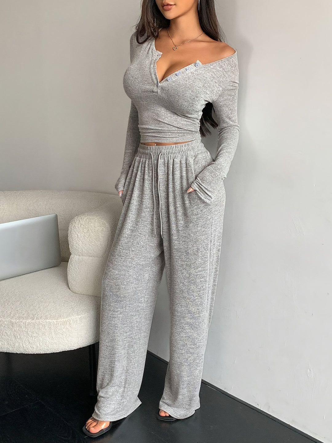 Damen Casual Rippstrick Lounge-Set mit Off-Shoulder Henley-Oberteil und weit geschnittenen Jogginghosen Drune
