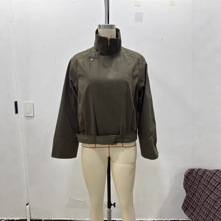 Damen Kurzblouson mit hohem Stehkragen, verdecktem Reißverschluss und Taillengürtel Drune