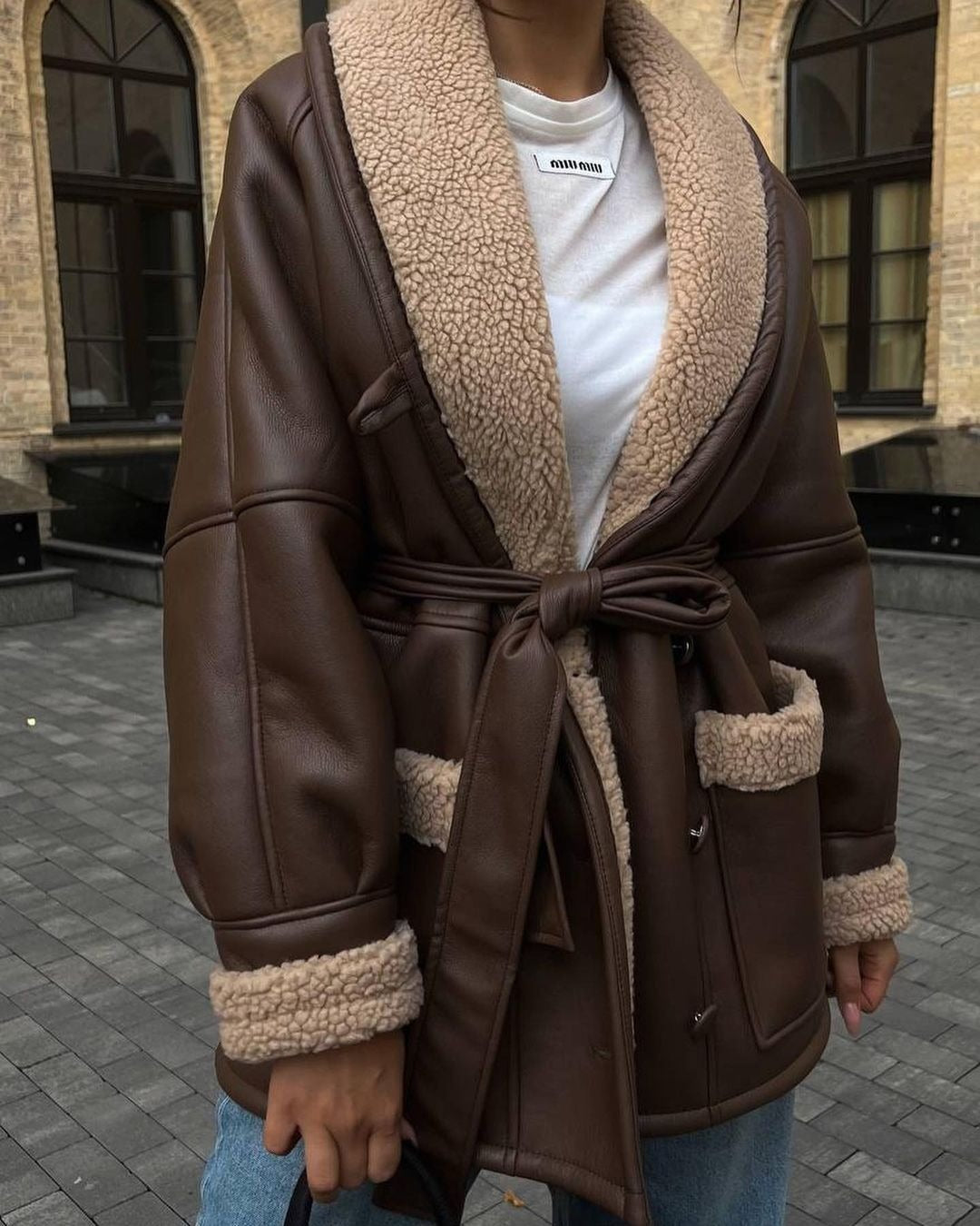 Damen Kurzer Teddy-Mantel mit Bindegürtel und Schalkragen Drune