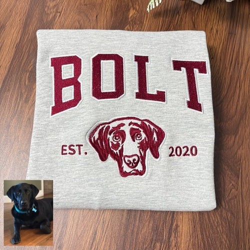 Unisex Besticktes College-Sweatshirt mit Hundeporträt und Vintage-Logo Drune