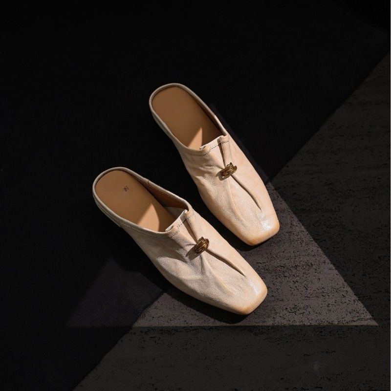 Damen Elegante Leder‑Mules mit quadratischer Kappe, soften Falteneffekt und dekorativer Metallkordel Drune