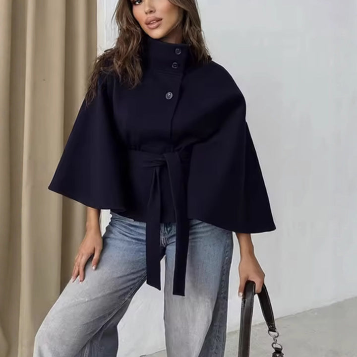 Damen 2900+ eleganter kurzer Cape‑Umhang mit Stehkragen, Knopfleiste und Taillenband Drune