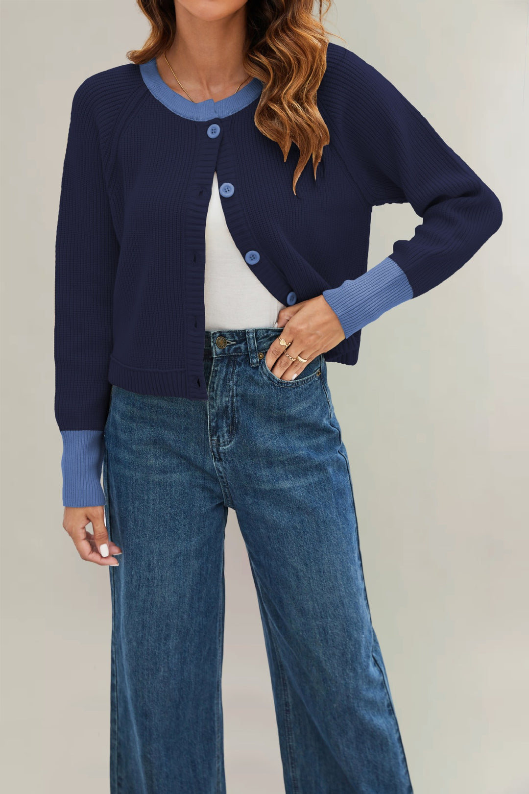 Damen modische Strickjacke mit kontrastierenden Bündchen und Knopfdetails Drune