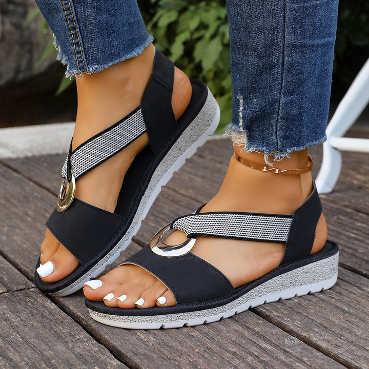 Damen Bequeme Keil‑Sandalen mit Zehensteg, elastischem Riemen und dekorativem Metallring Drune