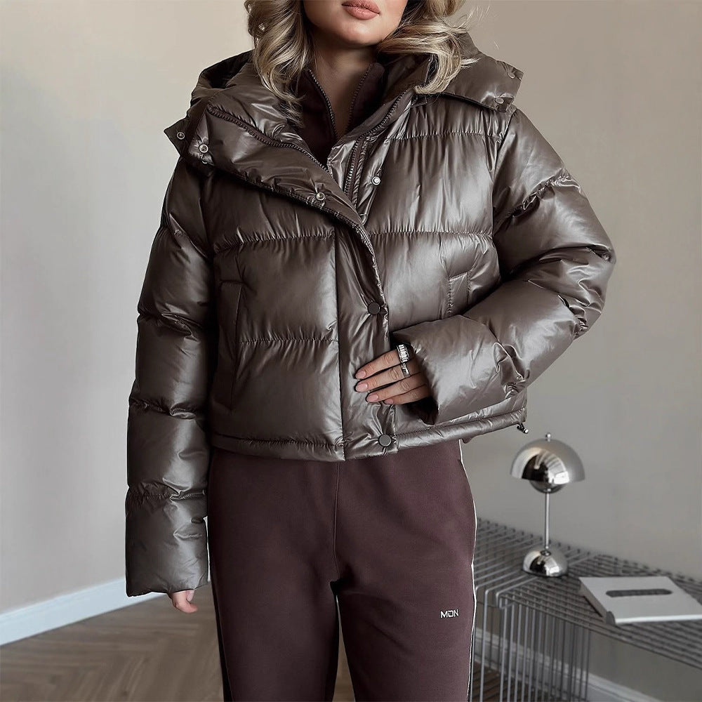 Damen Kurz geschnittene glänzende Steppjacke mit hohem Stehkragen und Druckknopfleisten Drune