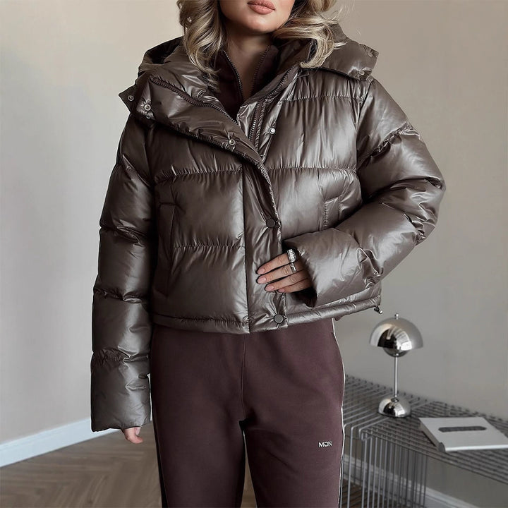 Damen Kurz geschnittene glänzende Steppjacke mit hohem Stehkragen und Druckknopfleisten Drune