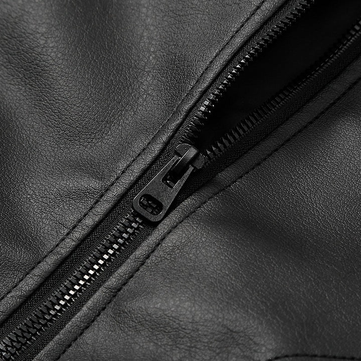 Herren Lederbomberjacke mit schmalem Stehkragen, verdecktem Reißverschluss und minimalistischen Ziernähten Drune