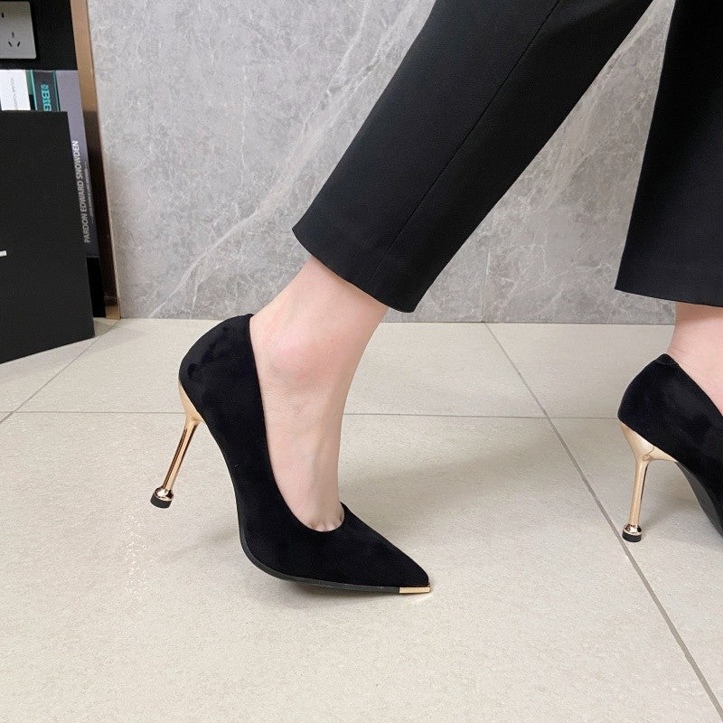 Damen Elegante spitz‑quadratische Velours‑Pumps mit kleinem Blockabsatz und goldener Zehenkappe Drune
