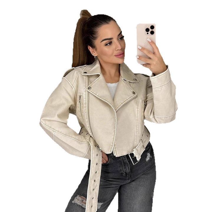 Damen Kurzschnitt Bikerjacke aus veganem Kunstleder mit breitem Taillengürtel und sichtbaren Ziernähten Drune
