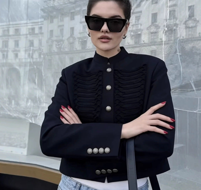 Damen 700+ taillierte Cropped‑Militärjacke mit Stehkragen, Zierkordeln und dekorativen Metallknöpfen Drune