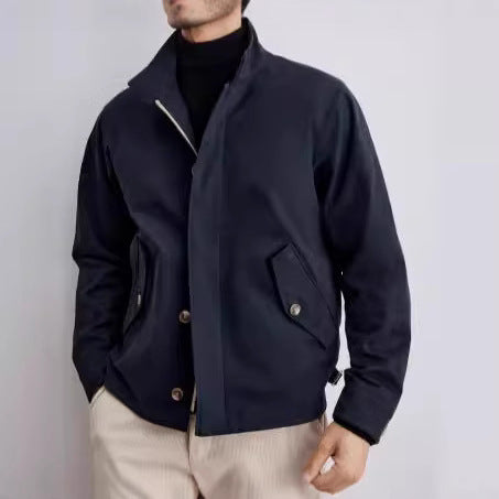 Herren Kurzblouson im Military-Style aus technischem Baumwollmischgewebe mit Stehkragen und verdeckter Reißverschlussblende Drune