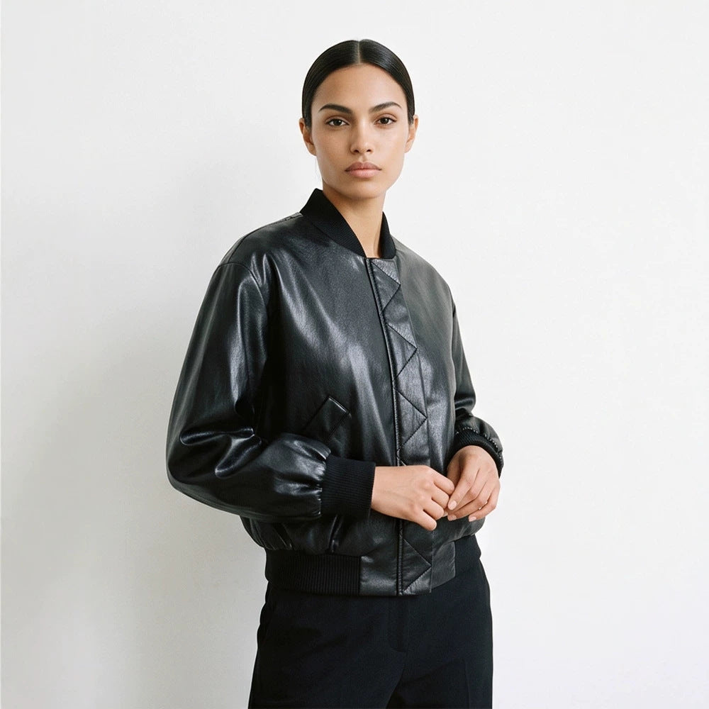 Damen Kurze Kunstleder-Bomberjacke mit Rippbündchen und geometrischer Stepppasse Drune