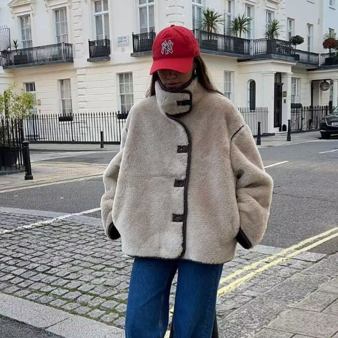 Damen Kurz geschnittener Oversize Teddy-Mantel mit Stehkragen und Kontrastpaspeln Drune