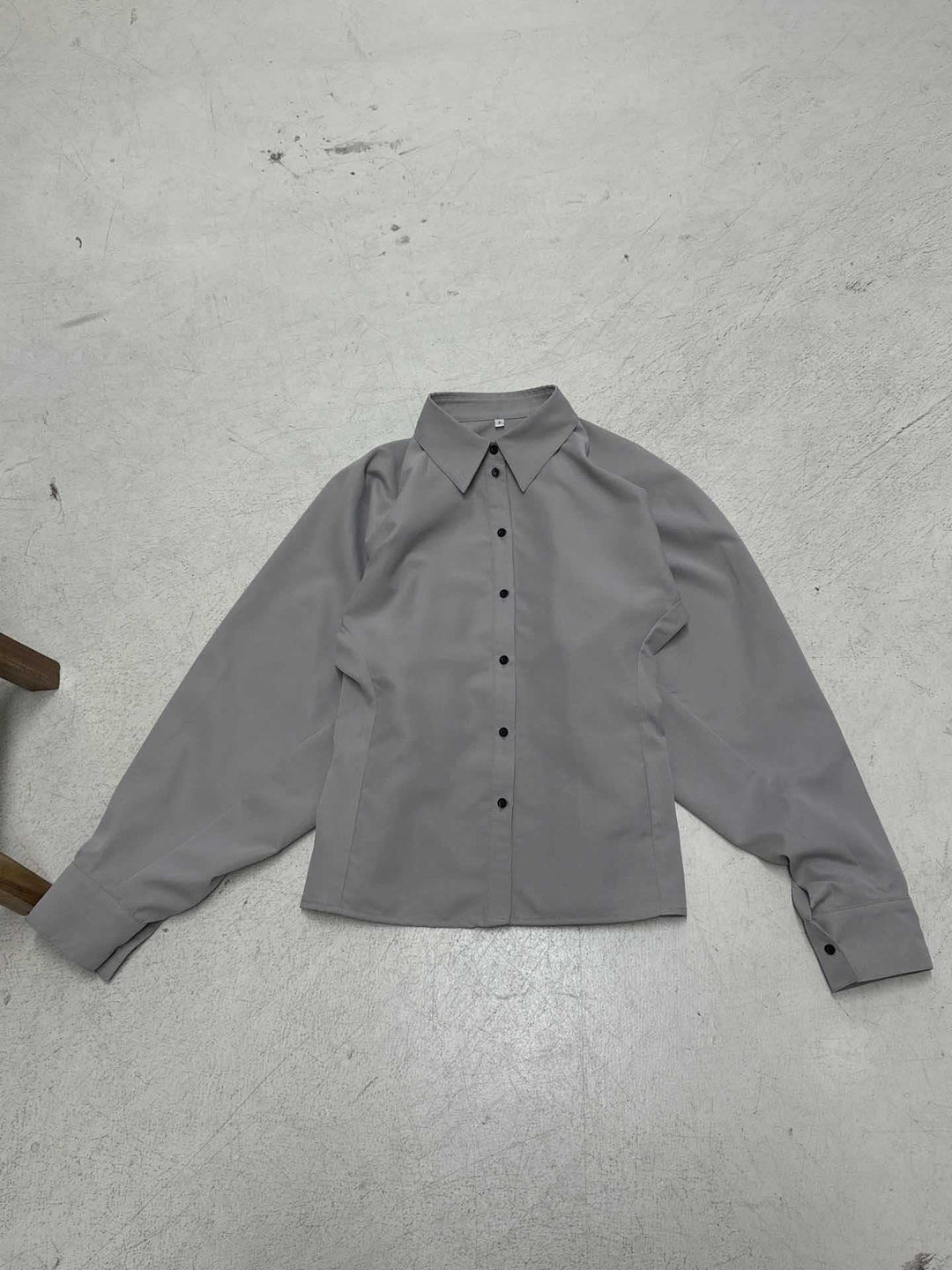 Damen nan taillierte Hemdbluse mit kastigen Ballonärmeln und spitzem Kragen Drune