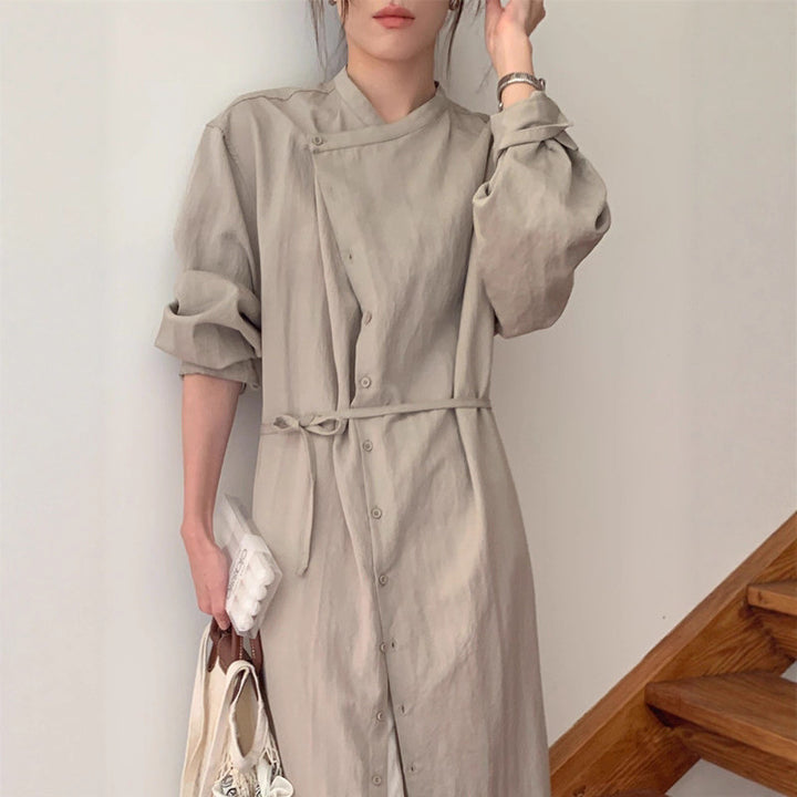 Damen Langes Shirtkleid mit V-Ausschnitt, durchgehender Knopfleiste und Taillengürtel Drune