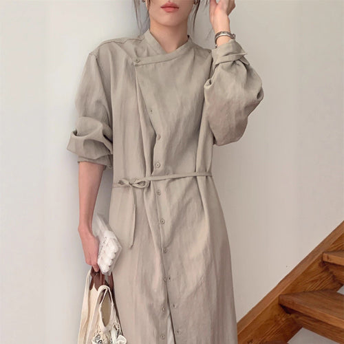 Damen Langes Shirtkleid mit V-Ausschnitt, durchgehender Knopfleiste und Taillengürtel Drune