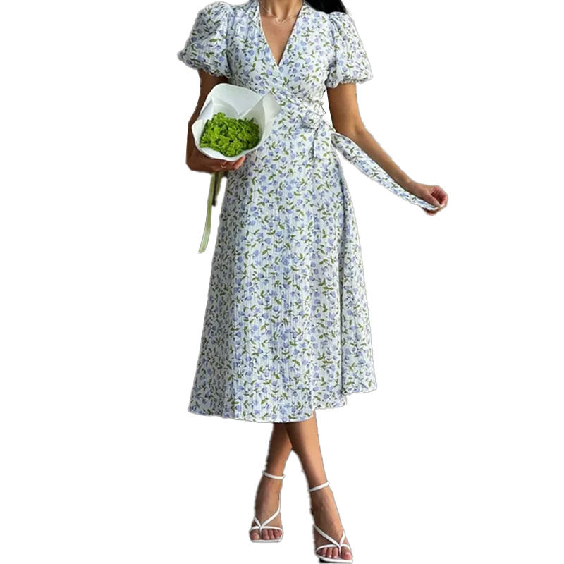 Damen Wickelkleid mit voluminösen Puffärmeln und floralen Verzierungen Drune