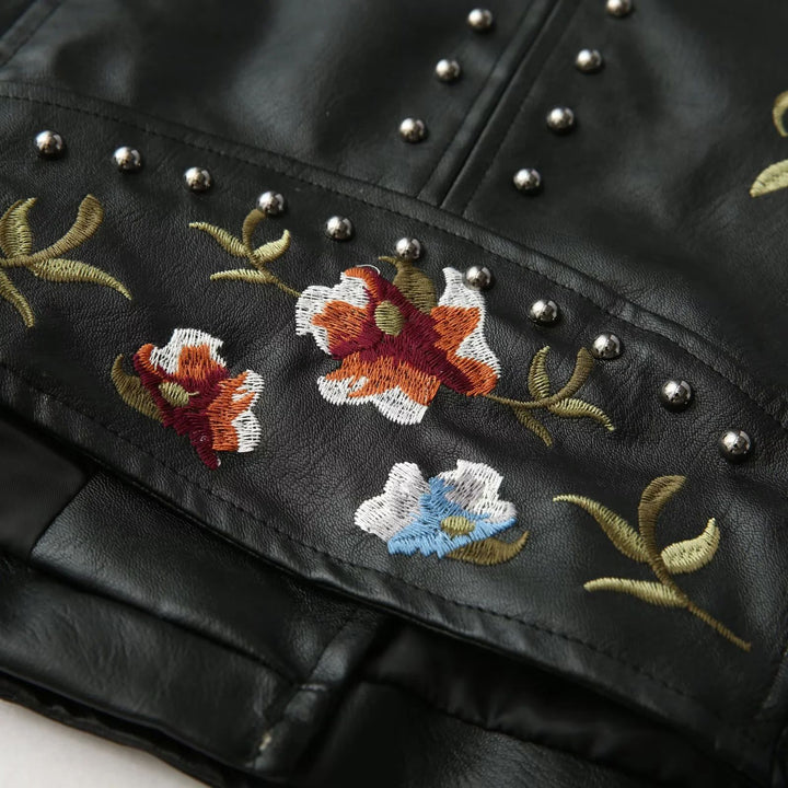 Damen kunstleder Bikerjacke mit floralem Stickdesign und Nietenverzierungen Drune