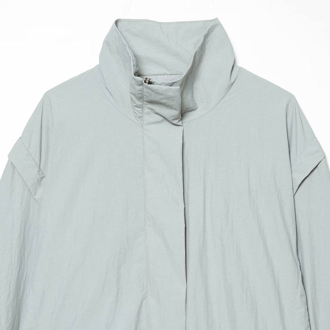 Damen Kurzjacke im technischen Minimaldesign mit hohem Stehkragen und verdeckter Frontblende Drune